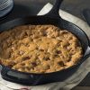 Poêlon en fonte avec mélange pour biscuit aux pépites de chocolat – Image 2
